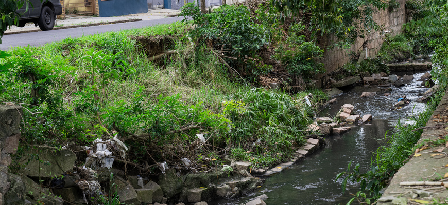 Proposta prevê a realização de inspeções bimestrais por equipes técnicas especializadas nos arroios do município. Na imagem, o Arroio Mangueira, no Bairro Jardim Itu