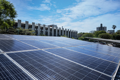 Placas solares no estacionamento da Câmara Municipaal de Porto Alegre. Módulos fotovoltaicos. Fachada. Energia renovável. Sustentabilidade.