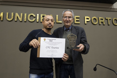 Vereador Airto Ferronato (PSB) entregou Troféu Câmara Municipal ao diretor do CFC Tourinn, Kleiton Costa
