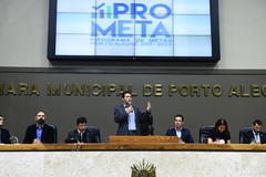 O prefeito apresentou as medidas aos vereadores e ao público