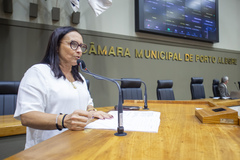 Movimentação de Plenário. Na tribuna a vereadora Cláudia Araújo.