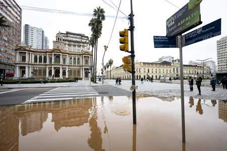 Na imagem, paço municipal envolto por alagamentos