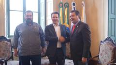 Clàudio Janta, Nelson Marchezan e Professor Wambert reunidos no Paço Municipal.