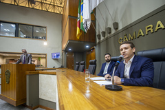 Diretor da Setup, Filipe Frasseto Machado (à direita na imagem), e o vereador Roberto Robaina fazendo questionamentos na tribuna 