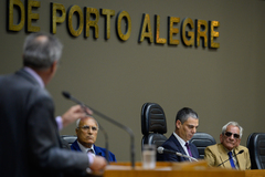 Santos (e), vereador Cássio Trogildo e Munhoz (d) na sessão desta quinta-feira