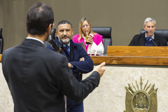 Movimentação de plenário, na imagem vereadores Jonas Reis, Claudio Conceição, vereadora Fernanda Barth e presidente Mauro Pinheiro.