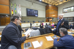 Movimentação de plenário, em destaque na imagem vereadores Professor Alex Fraga e presidente Mauro Pinheiro.