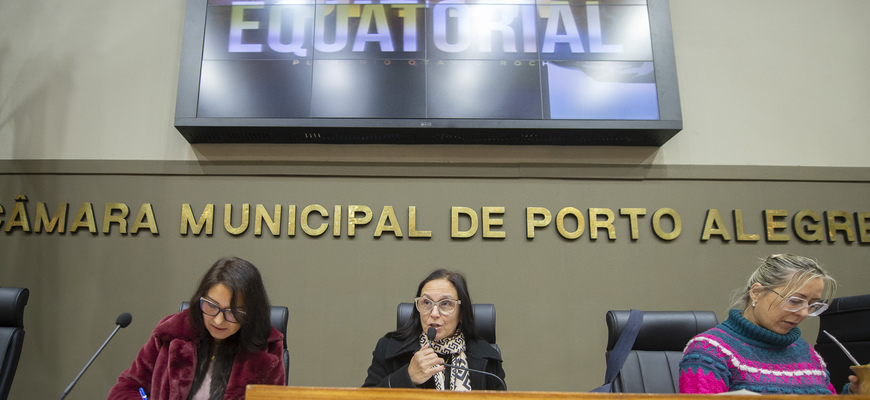 Da esquerda pra direita, a relatora da CPI, vereadora Comandante Nádia (PL); a presidente, vereadora Cláudia Araújo (PSD); e a vice, vereadora Fernanda Barth (PL) 
