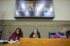 Da esquerda pra direita, a relatora da CPI, vereadora Comandante Nádia (PL); a presidente, vereadora Cláudia Araújo (PSD); e a vice, vereadora Fernanda Barth (PL) 