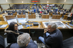 Vereadores em Plenário na sessão desta segunda-feira