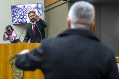 Movimentação de Plenário. Na tribuna, o vereador Jonas Reis e no microfone de apartes, o vereador Ramiro Rosário