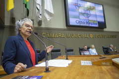 Tribuna Popular com o Instituto Otto Kepler. Na foto, Cleusa Maidana, vice-presidente da instituição