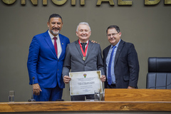 À esquerda na foto o proponente, vereador Cláudio Conceição; o homenageado, Carlos Alberto Zanella; e o vereador Hamilton Sossmeier, que presidiu a sessão