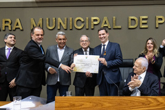 A homenagem foi proposta pelo vereador Idenir Cecchim e a Sessão Solene de entrega do título ocorreu no Plenário Otávio Rocha