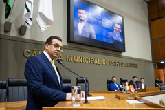 Sessão Solene de outorga do título de Cidadão de Porto Alegre ao senhor Alexandre Castilho Gamon, proposta pelo vereador Alvoni Medina. Na foto, o vereador proponente