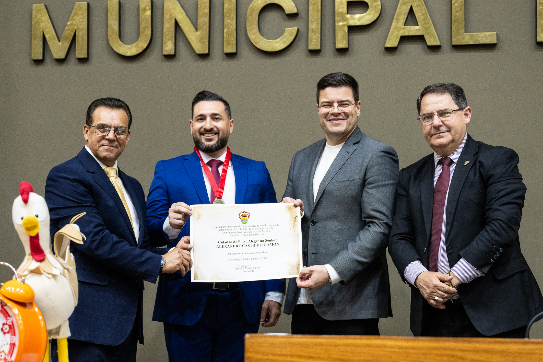 O proponente, vereador Alvoni Medina; o homenageado; o presidente da Record RS, Gustavo Paulus; e o presidente da Sessão, vereador Hamilton Sossmeier 