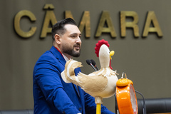 Sessão Solene de outorga do título de Cidadão de Porto Alegre ao senhor Alexandre Castilho Gamon, proposta pelo vereador Alvoni Medina. Na foto, o homenageado