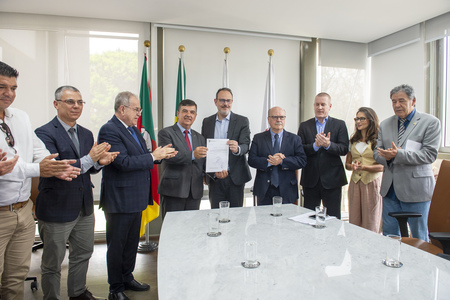 A entrega foi feita pelo vice-prefeito, Ricardo Gomes, ao vice-presidente do Legislativo, José Freitas (Republicanos)