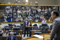 Movimentação de plenário. Na tribuna, o vereador Moisés Barboza.