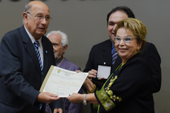 Pujol entregou o título para a nova Cidadã de Porto Alegre