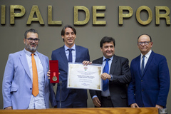 O proponente, vereador Claudio Janta; o homenageado, Pedro Geromel; o presidente do Grêmio, Alberto Guerra; e o presidente da sessão, vereador João Bosco Vaz