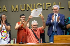 Sessão Solene de Outorga do Diploma de Honra ao Mérito à Baba Diba de Iyemonja, AEPPA – Associação de Educadores Populares de Porto Alegre, Helenir Aguiar Schürer e Antônio Viana Carboneiro. Proposta do vereador Engenheiro Comassetto.