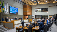 Sessão Solene de outorga do Título de Cidadã de Porto Alegre à senhora Flavia Maria Cabeleira Alvarez. A homenagem foi proposta pela vereadora Mari Pimentel e teve a vereadora Monica Leal como presidente.