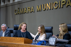 Sessão Solene de outorga do Título de Cidadã de Porto Alegre à senhora Flavia Maria Cabeleira Alvarez. A homenagem foi proposta pela vereadora Mari Pimentel e teve a vereadora Monica Leal como presidente.