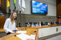 Sessão Solene de outorga do Título de Cidadã de Porto Alegre à senhora Flavia Maria Cabeleira Alvarez. A homenagem foi proposta pela vereadora Mari Pimentel e teve a vereadora Monica Leal como presidente.