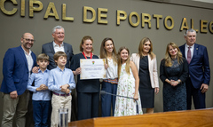 Sessão Solene de outorga do Título de Cidadã de Porto Alegre à senhora Flavia Maria Cabeleira Alvarez. A homenagem foi proposta pela vereadora Mari Pimentel e teve a vereadora Monica Leal como presidente.