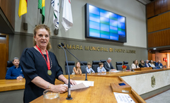 Sessão Solene de outorga do Título de Cidadã de Porto Alegre à senhora Flavia Maria Cabeleira Alvarez. A homenagem foi proposta pela vereadora Mari Pimentel e teve a vereadora Monica Leal como presidente.