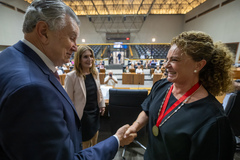 Sessão Solene de outorga do Título de Cidadã de Porto Alegre à senhora Flavia Maria Cabeleira Alvarez. A homenagem foi proposta pela vereadora Mari Pimentel e teve a vereadora Monica Leal como presidente.