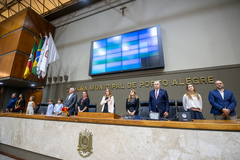 Sessão Solene de outorga do Título de Cidadã de Porto Alegre à senhora Flavia Maria Cabeleira Alvarez. A homenagem foi proposta pela vereadora Mari Pimentel e teve a vereadora Monica Leal como presidente.