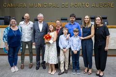 Sessão Solene de outorga do Título de Cidadã de Porto Alegre à senhora Flavia Maria Cabeleira Alvarez. A homenagem foi proposta pela vereadora Mari Pimentel e teve a vereadora Monica Leal como presidente.